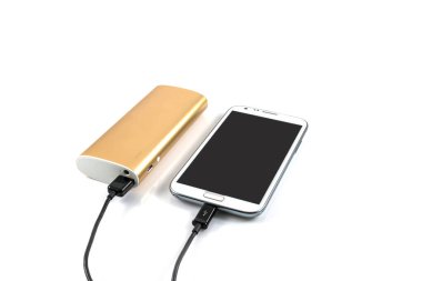 Altın güç bankası beyaz arkaplanda beyaz akıllı telefonu şarj ediyor