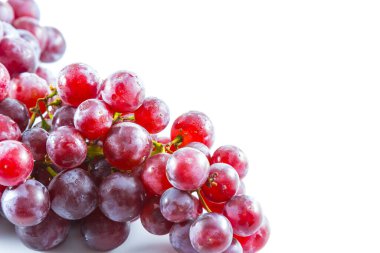 Beyaz arka planda taze üzüm, meyve