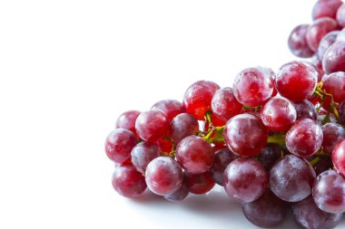 Beyaz arka planda taze üzüm, meyve