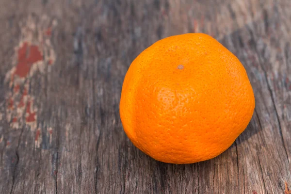 Naranja Sobre Fondo Madera —  Fotos de Stock