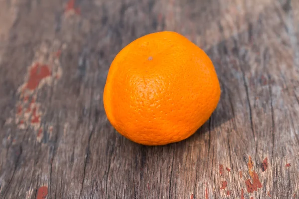 Naranja Sobre Fondo Madera —  Fotos de Stock