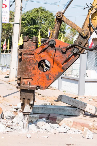 炎热天气下 机器气动锤钻压碎道路上的沥青混凝土 — 图库照片