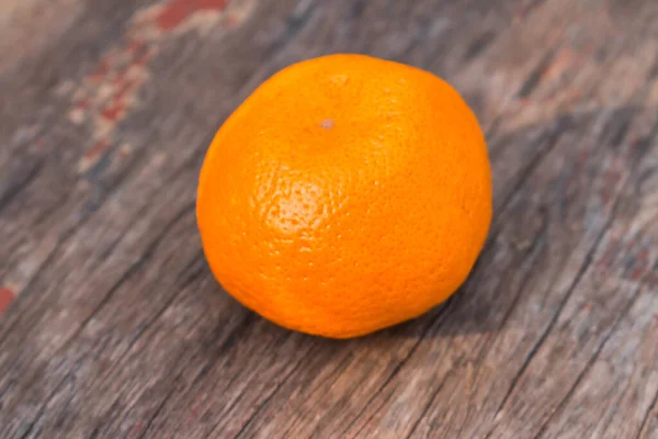 Naranja Sobre Fondo Madera —  Fotos de Stock