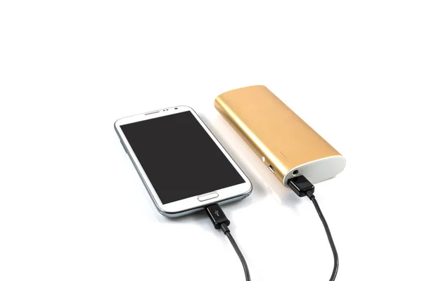 Altın Güç Bankası Beyaz Arkaplanda Beyaz Akıllı Telefonu Şarj Ediyor — Stok fotoğraf