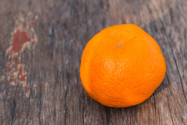 Naranja Sobre Fondo Madera —  Fotos de Stock