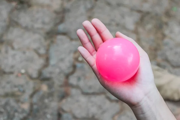 女孩手背上的粉色塑料球 — 图库照片