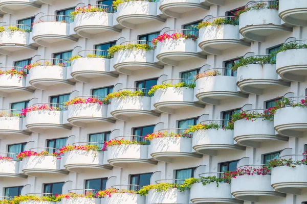 Flor Decorada Balcones Blancos Apartamento Condominio Vida — Foto de Stock