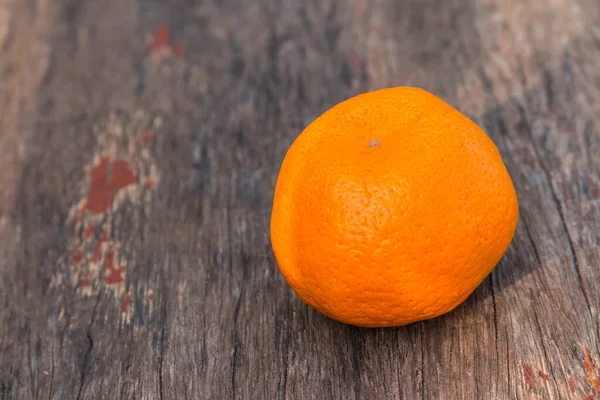 木质背景橙子 — 图库照片