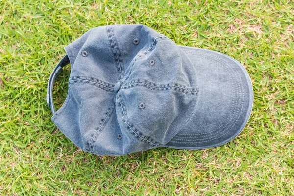 草の背景にグレーの帽子 キャップ — ストック写真