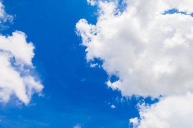 Arkaplan için mavi gökyüzü olan bulutlar