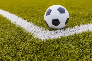 Futbol topu, futbol yapay çimenleri, beyaz çizgili, futbol stadyumu.