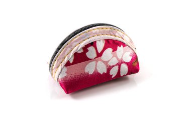 Para ve aksesuar toplamak için siyah fermuarlı kırmızı kumaş çanta beyaz arka planda