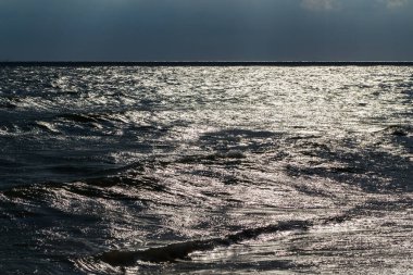 Sahildeki güneş ışığından yansıyan su.