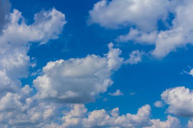 Mavi gökyüzü arkaplanlı bulutlar