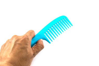 Beyaz arkaplanda elle izole edilmiş mavi tarak