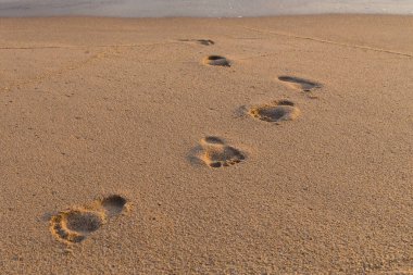 Kumsalda ayak izleri var.