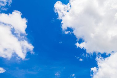 Arkaplan için mavi gökyüzü olan bulutlar