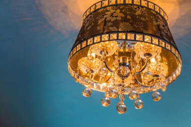 Yansıması olan güzel bir kristal avizeye yakın çekim