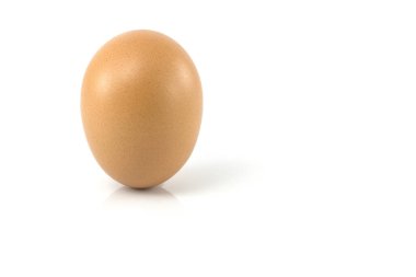 Tek kahverengi tavuk yumurtası beyaz arka planda izole edilmiş.