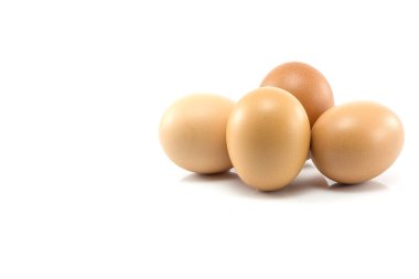 Beyaz arka planda izole edilmiş üç yumurta.