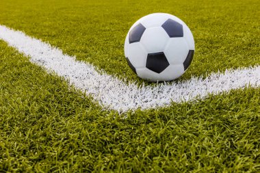 Futbol topu, futbol yapay çimenleri, beyaz çizgili, futbol stadyumu.
