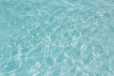 Parlak ışık ve mavi su dalgası dokusu yansımaları