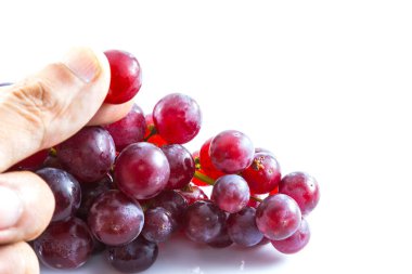 Beyaz arka planda taze üzüm, meyve