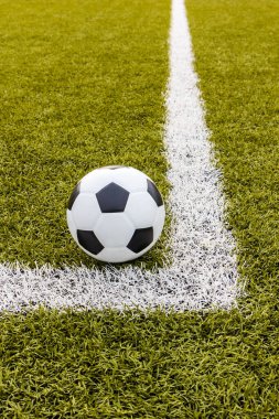 Futbol topu, futbol yapay çimenleri, beyaz çizgili, futbol stadyumu.