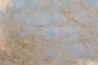 Açık sarı ve gri mermer, doğal desenli ve desenli.