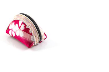 Para ve aksesuar toplamak için siyah fermuarlı kırmızı kumaş çanta beyaz arka planda