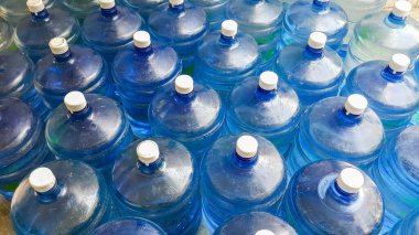 Yerde bir sürü su kabı var.