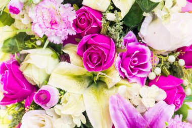 Renkli arkaplanda pembe kumaş gül çiçekleri suni.