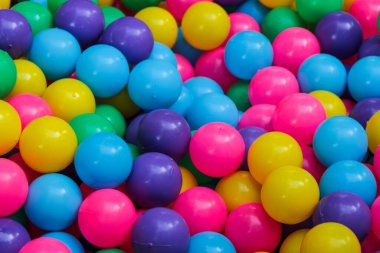 Çocuk parkında bir sürü renkli plastik top