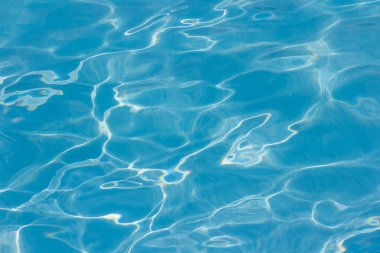 Mavi ve şeffaf mavi su güneş ışığı dokuları yansıtır.