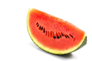 Beyaz arkaplanda dilimlenmiş karpuzun yan görünümü