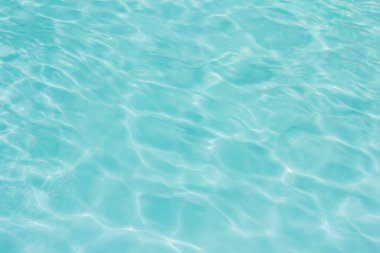 Arka plan için suya yansıyan güneş ışığı