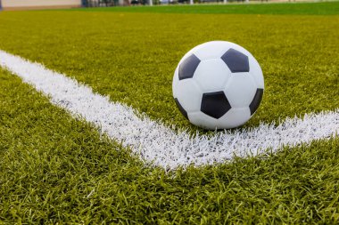 Futbol topu, futbol yapay çimenleri, beyaz çizgili, futbol stadyumu.