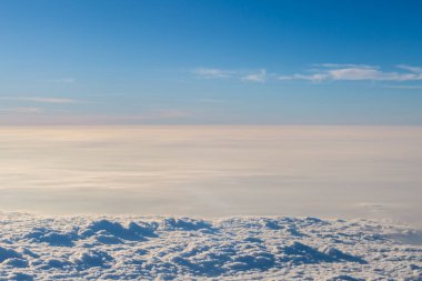 Gökyüzü bulutlu, gökyüzü karartma için uçaktan havadan görünüyor.
