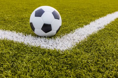 Futbol topu, futbol yapay çimenleri, beyaz çizgili, futbol stadyumu.