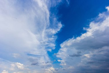 Yağmurdan sonra parçalı bulutlu gökyüzü