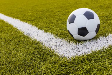 Futbol topu, futbol yapay çimenleri, beyaz çizgili, futbol stadyumu.