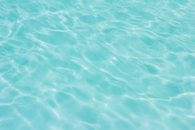 Arka plan için suya yansıyan güneş ışığı