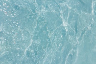 Parlak ışık ve mavi su dalgası dokusu yansımaları