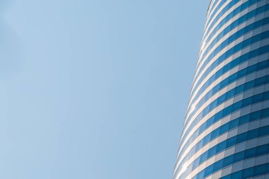 Kentte yansımalı modern cam bina