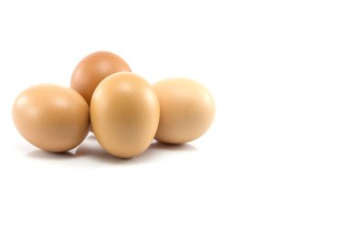 Beyaz arka planda izole edilmiş üç yumurta.
