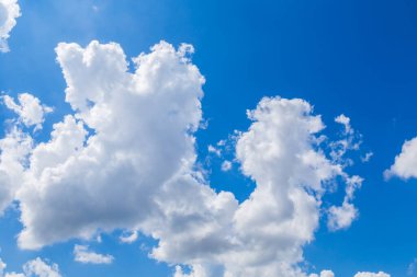 # Bulutlu mavi gökyüzü, güneşli bir gün #