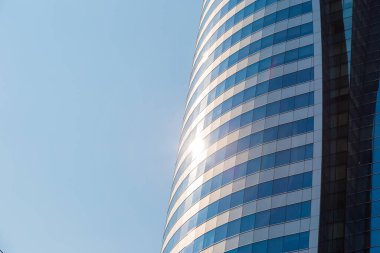 Kentte yansımalı modern cam bina