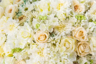 Beyaz gül çalılı buket, arka plan olarak