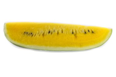Beyaz arkaplanda sarı sulu karpuz dilimi