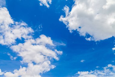 Arkaplan için mavi gökyüzü olan bulutlar